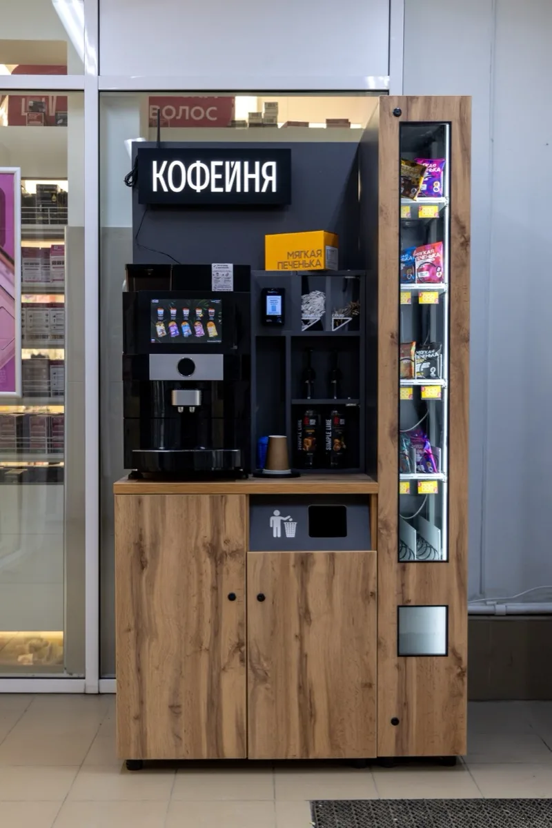 Микромаркет с кофемашиной и снеками в торговом центре Тюмени — пример установки