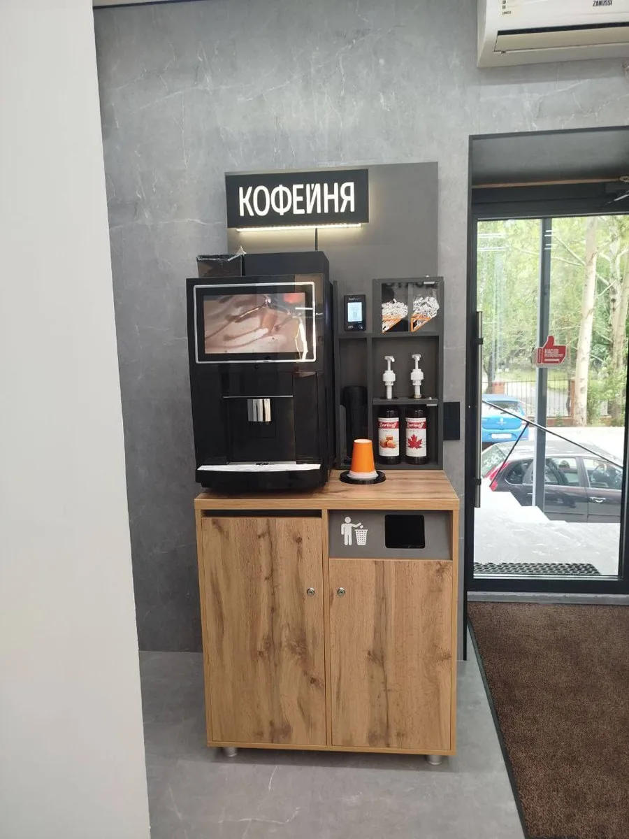 Компактная кофейня самообслуживания в офисе Тюмени — установка в коридоре без снеков и холодильника