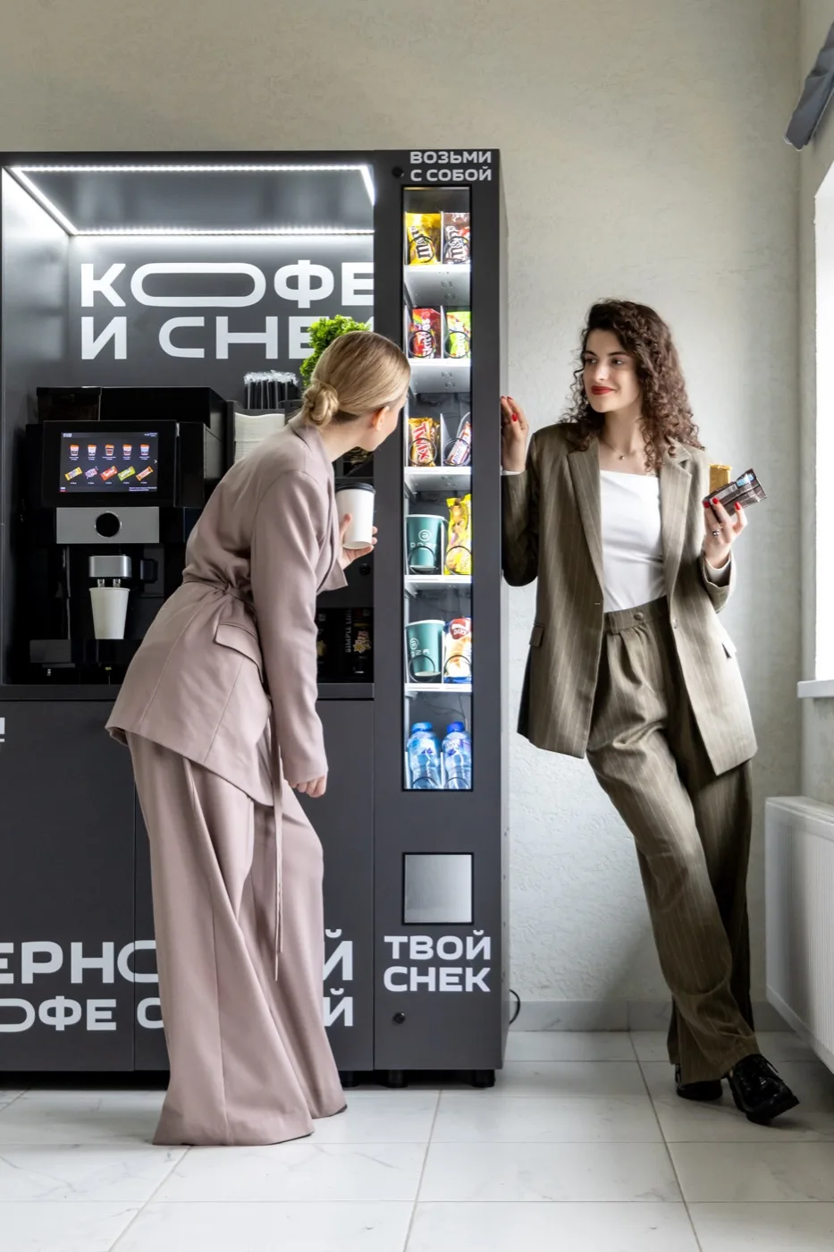 Сотрудницы офиса у кофейни самообслуживания — своя точка vs франшиза 2026